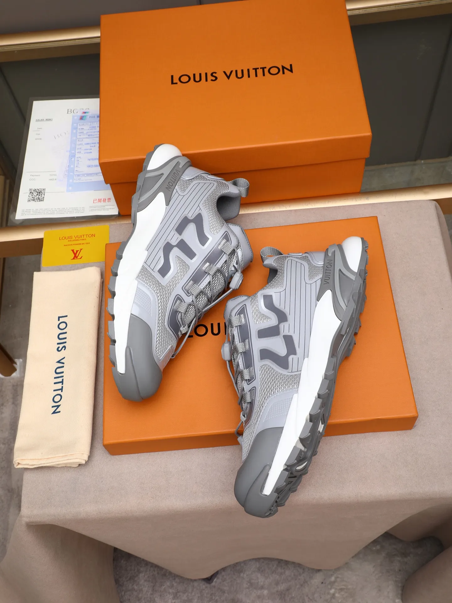 Men's Men's Shoes 💰640 LV Louis Vuitton L Jialu Brand Runner Tatic Series Thick-soled Casual Sports Shoes Running Shoes This LV Runner Tatic sports shoe combines technical materials such as mesh fabric and ribbons to interpret the inspiration of traditional mountaineering shoes. LV letters are written on one side, the lariat buckle of the quick lacing system is embellished with Monogram flowers and Louis Vuitton logos, and the light and wear-resistant rubber outsole completes the whole package. The delivery counter is beautifully packaged🛍📦 ▪️Fabrics: Original imported custom technical fabric + mesh ▪️Inner lining: Original custom-made breathable mesh ▪️Sole: Original open-molded anti-slip rubber combination material ▪️Sole thickness: 4CM ▪️Size: Men's size 38-44, (45 must be customized)
